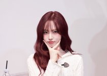 251130-Liz-at-Apple-Music-Fansign-Event-documents-2.jpeg