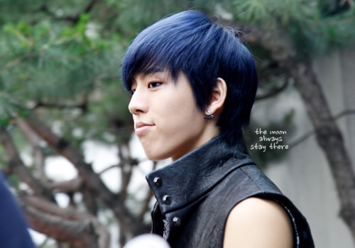Dongwoo with blue hair
