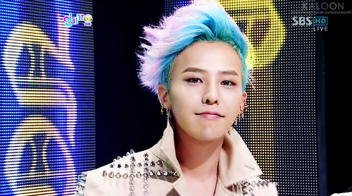 G-Dragon with blue hair
