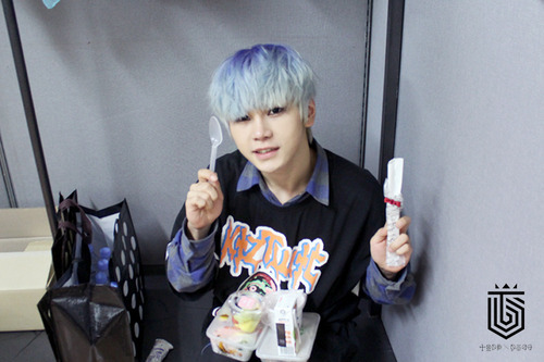 Hansol with blue hair