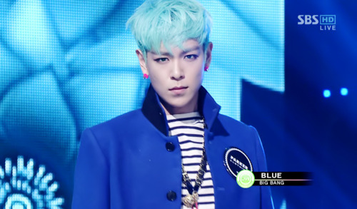 BigBang Top with blue hair