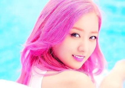 Bomi pink hair