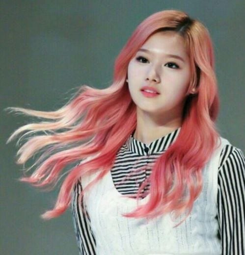 Twice Sana pink hair