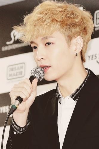 Lay blonde hair