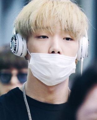 iKon Bobby blonde hair