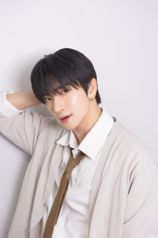YOONWOO TRENDZ まだあと0cm Concept Photo