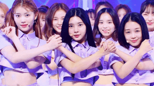 Xiaoting Dayeon and Hikaru holding hands