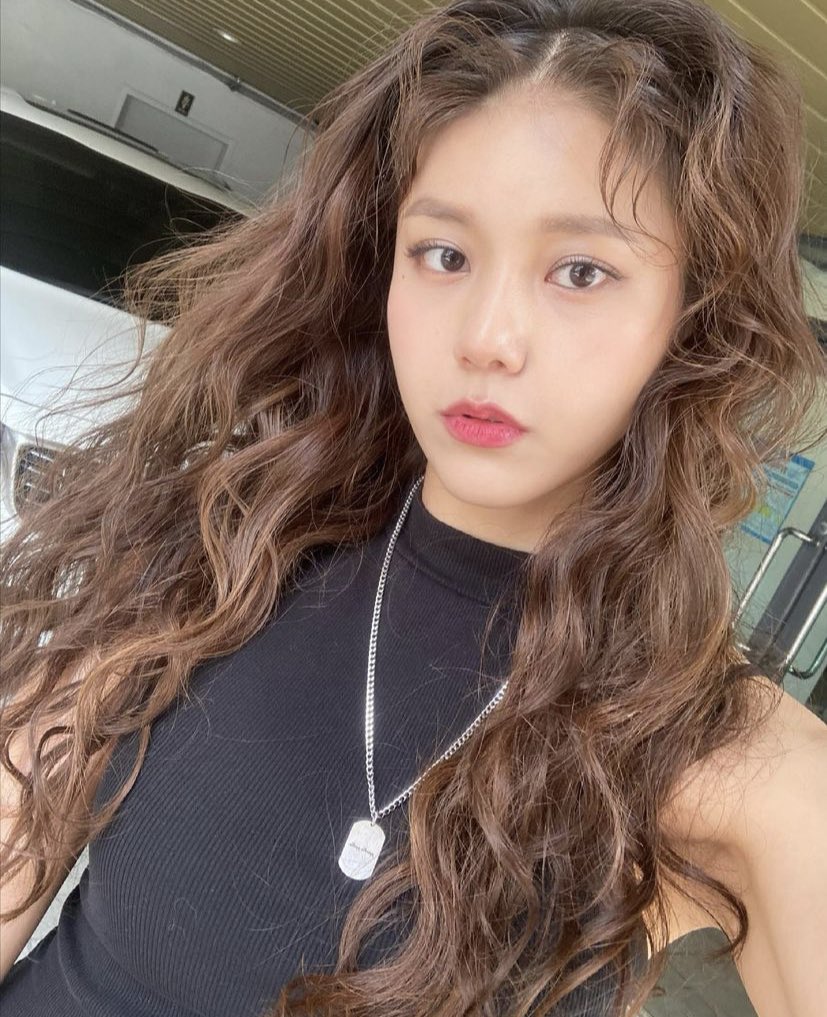 aoa hyejeong selca