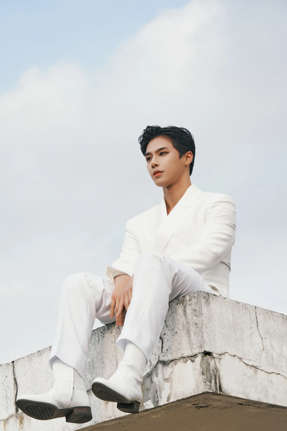 https://kprofiles.com/wp-content/uploads/2022/06/TAN_Jaejun_Essege_concept_photo_1.webp