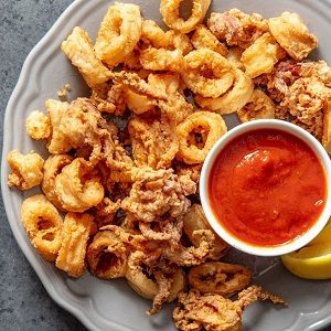 Fried squid with spicy sauce