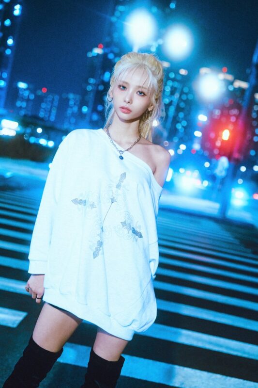 AHYOON Queenz Eye PRISM EP.02 Concept Photo