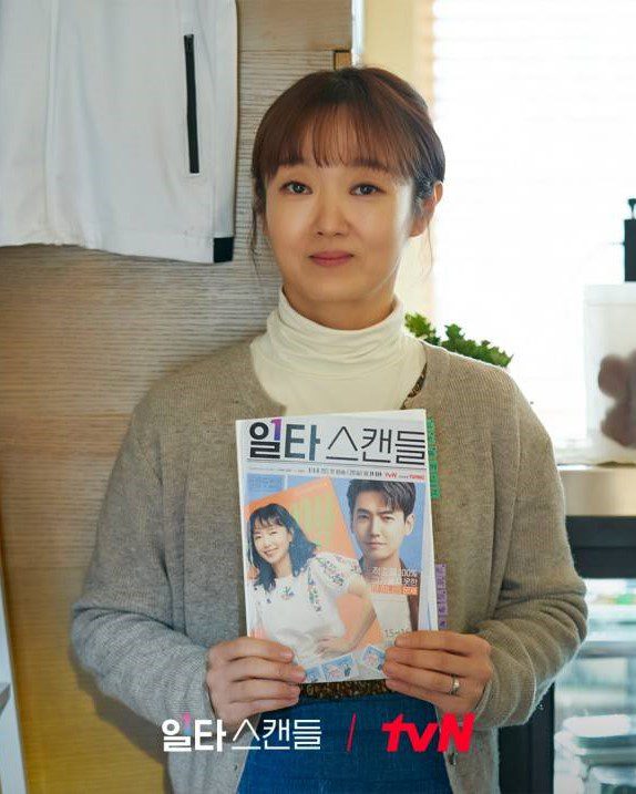 young-joo holding the drama poster