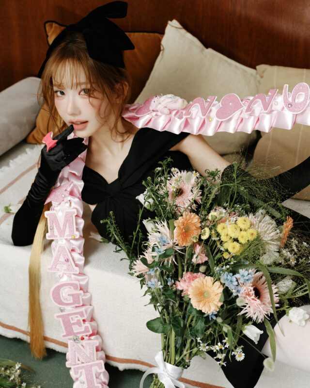 Magenta QWER CEREMONY Graduation Concept Photo