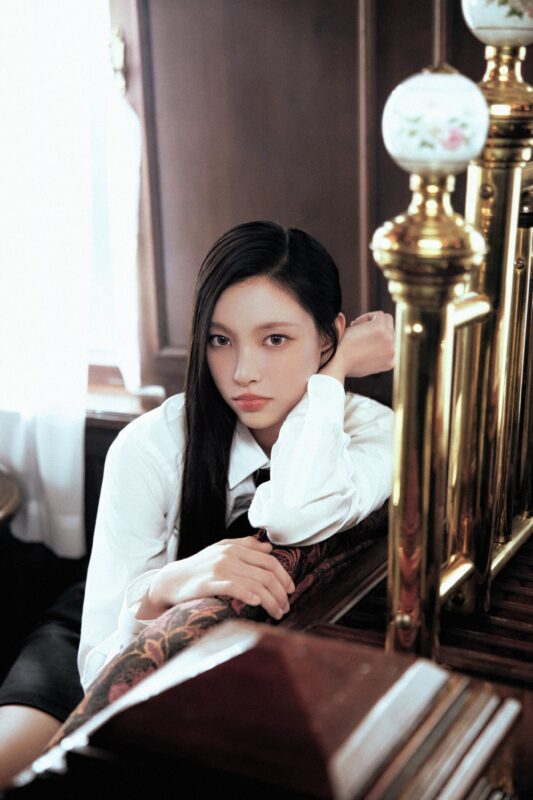 YUNAH ILLIT Sunday Morning