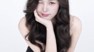 Enny, a member of the K-pop group NAVILLERA, has released a concept photo for "Friday Night."