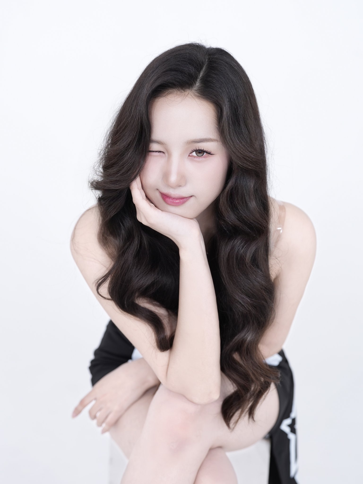 Enny, a member of the K-pop group NAVILLERA, has released a concept photo for "Friday Night."