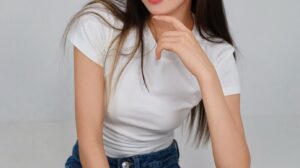 Melody, a member of the K-pop group NAVILLERA.