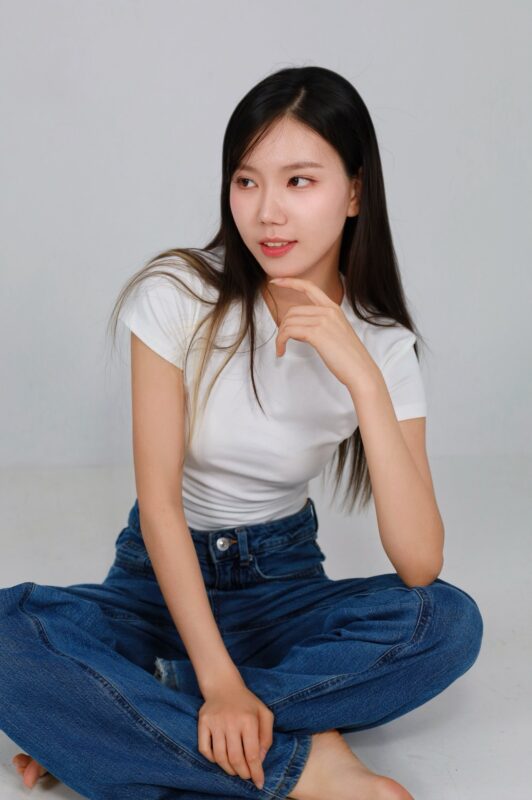 Melody, a member of the K-pop group NAVILLERA.