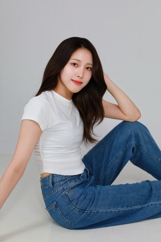 Rila, a member of the K-pop group NAVILLERA.