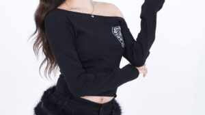 Rila, a member of the K-pop group NAVILLERA, has released a concept photo for "Friday Night."