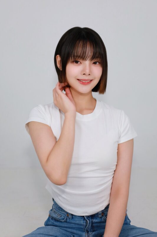 Saya, a member of the K-pop group NAVILLERA.