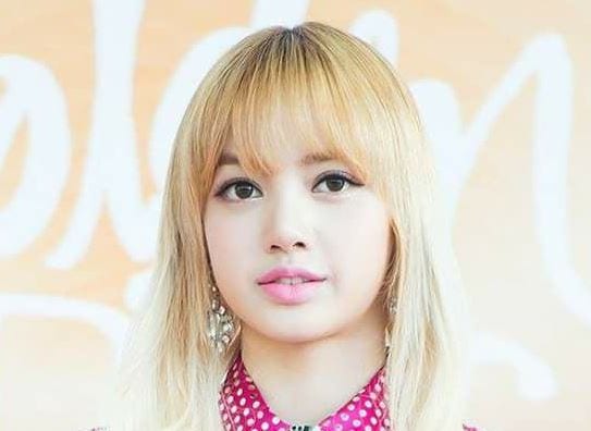 Blackpink Lisa Cute Wallpaper